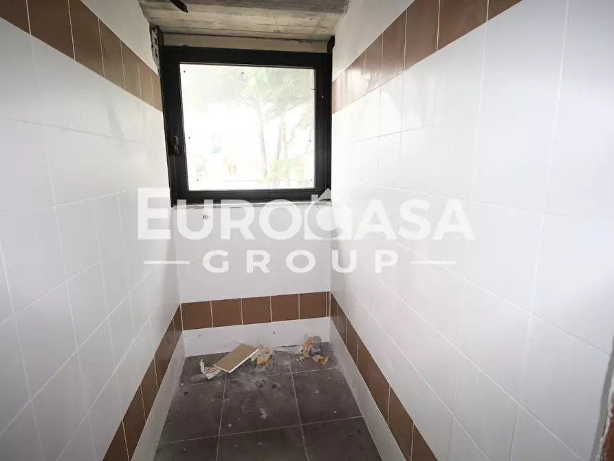 Immagine 10 di Ufficio in vendita  a Lucca