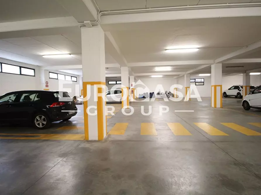 Immagine 19 di Ufficio in vendita  a Lucca