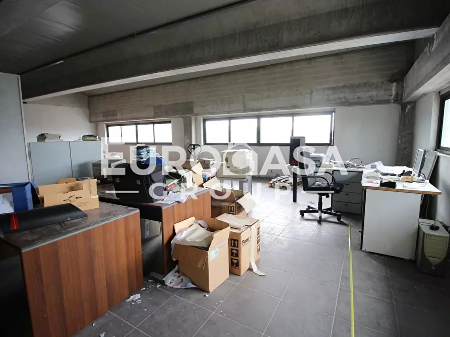 Immagine 28 di Ufficio in vendita  a Lucca