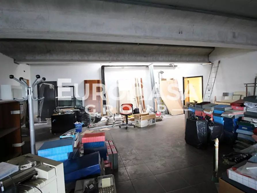 Immagine 30 di Ufficio in vendita  a Lucca