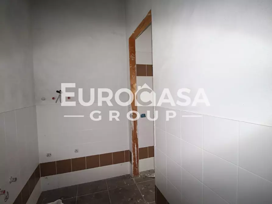 Immagine 12 di Ufficio in vendita  a Lucca