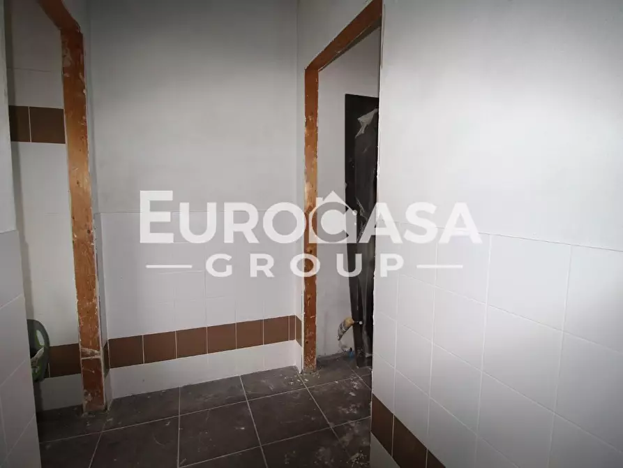 Immagine 11 di Ufficio in vendita  a Lucca