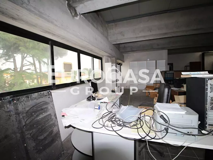 Immagine 15 di Ufficio in vendita  a Lucca