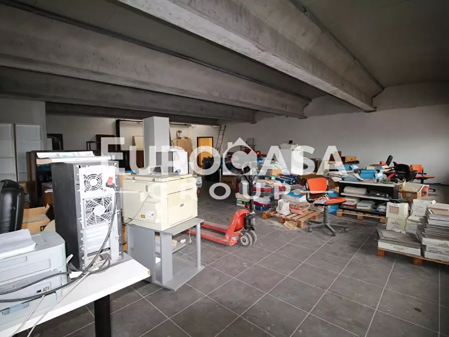 Immagine 21 di Ufficio in vendita  a Lucca