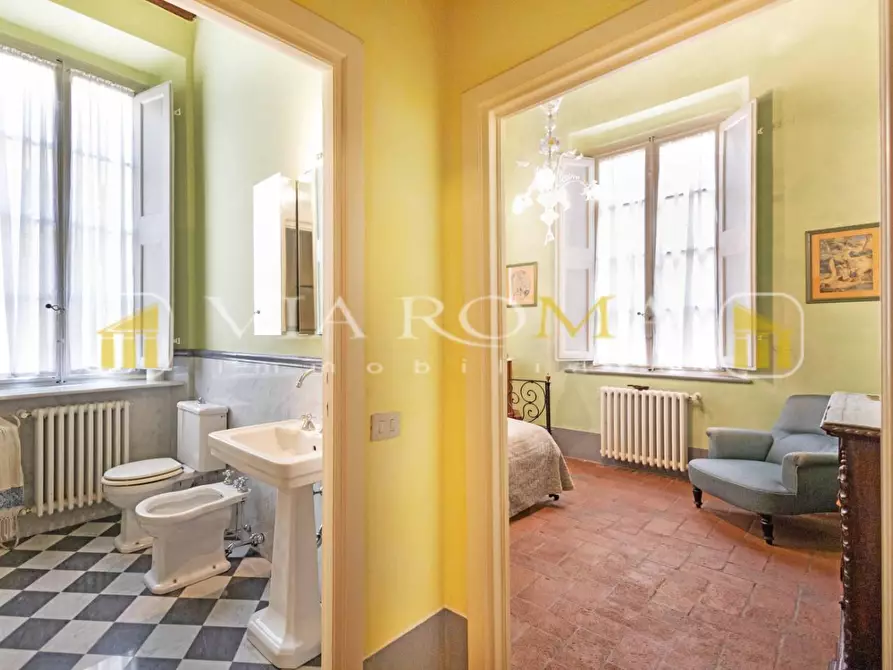 Immagine 13 di Appartamento in vendita  a Lucca