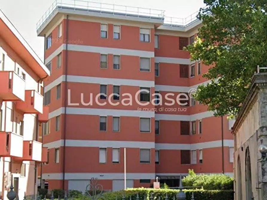 Immagine 12 di Appartamento in vendita  a Lucca