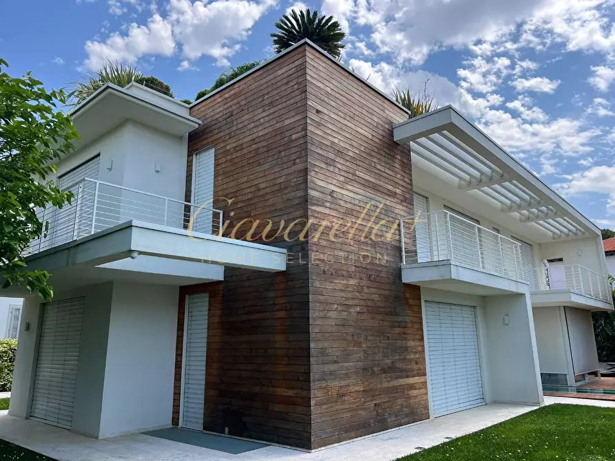 Immagine 3 di Villa in vendita  a Forte Dei Marmi