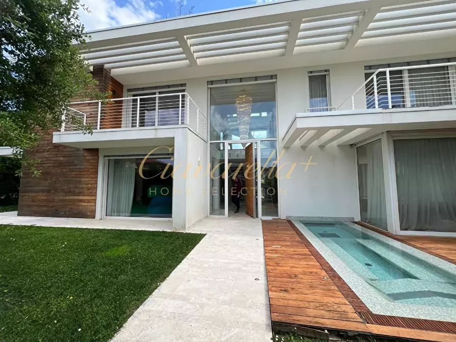 Immagine 28 di Villa in vendita  a Forte Dei Marmi