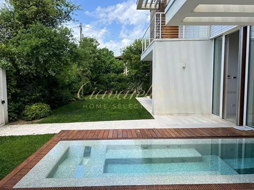 Immagine 2 di Villa in vendita  a Forte Dei Marmi
