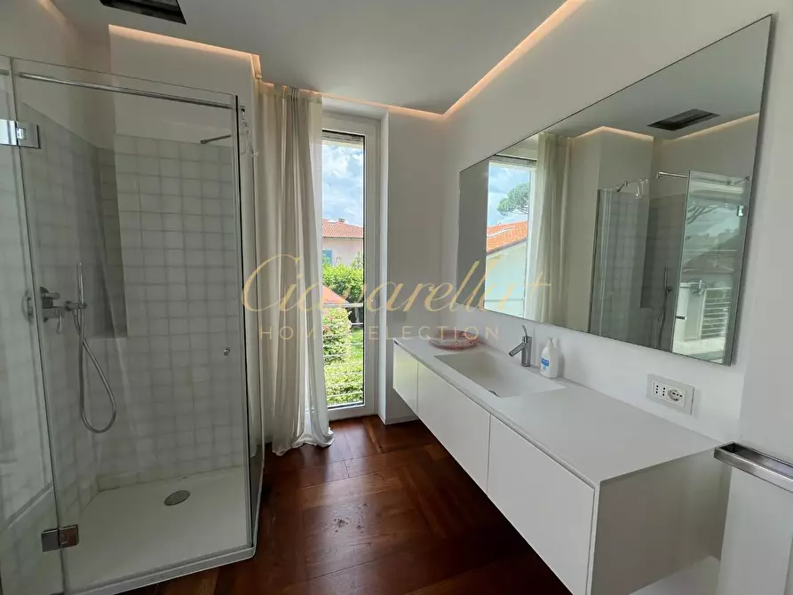 Immagine 11 di Villa in vendita  a Forte Dei Marmi