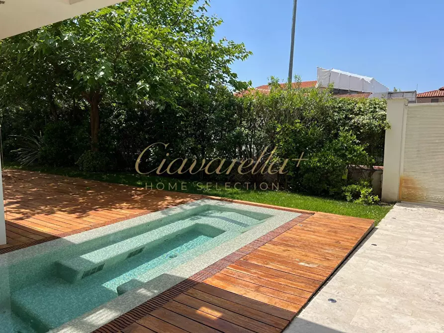 Immagine 4 di Villa in vendita  a Forte Dei Marmi