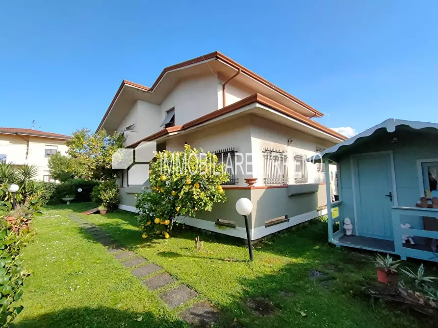 Immagine 20 di Villa in vendita  a Massa
