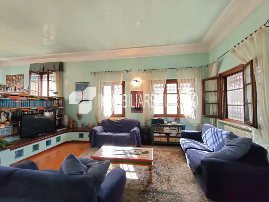 Immagine 6 di Villa in vendita  a Massa