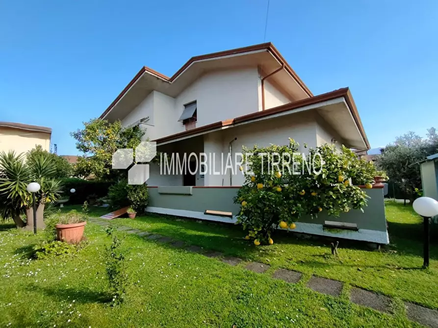 Immagine 1 di Villa in vendita  a Massa