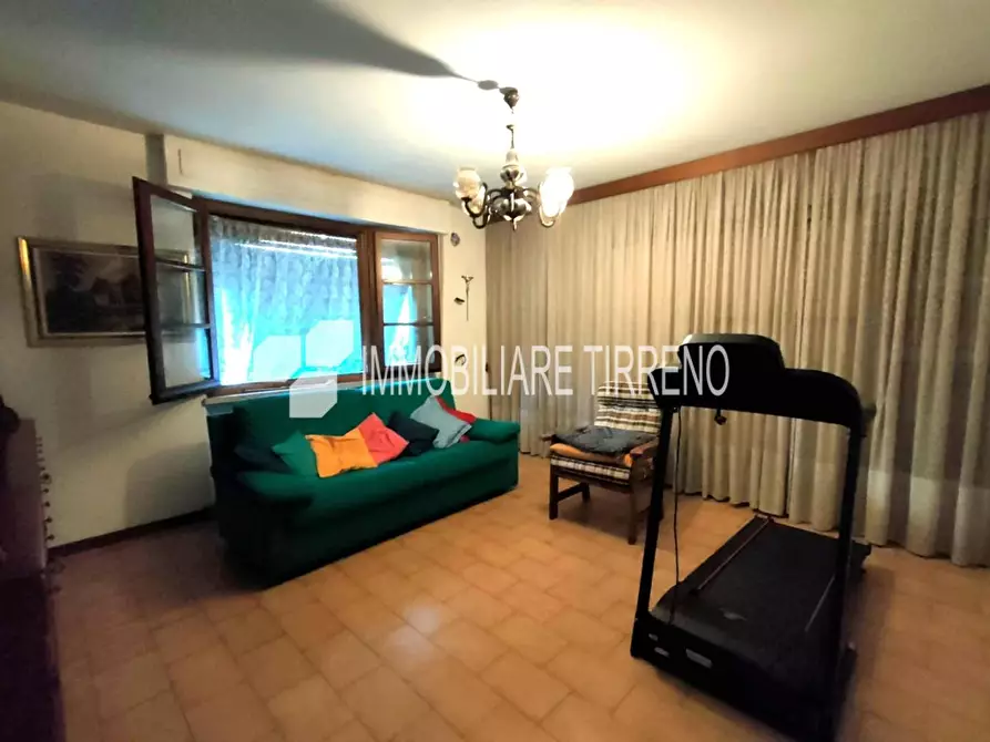 Immagine 10 di Villa in vendita  a Massa