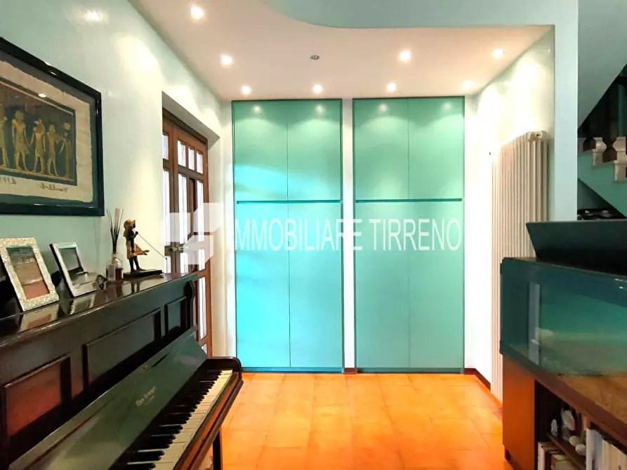 Immagine 4 di Villa in vendita  a Massa