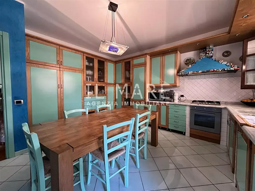 Immagine 9 di Villa in vendita  a Massa