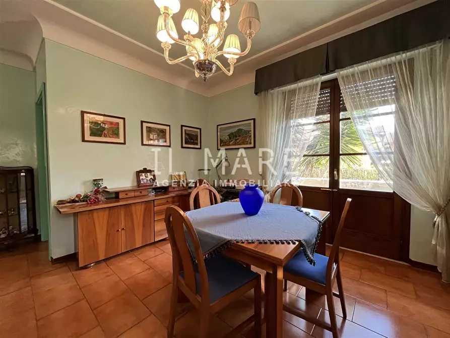 Immagine 5 di Villa in vendita  a Massa