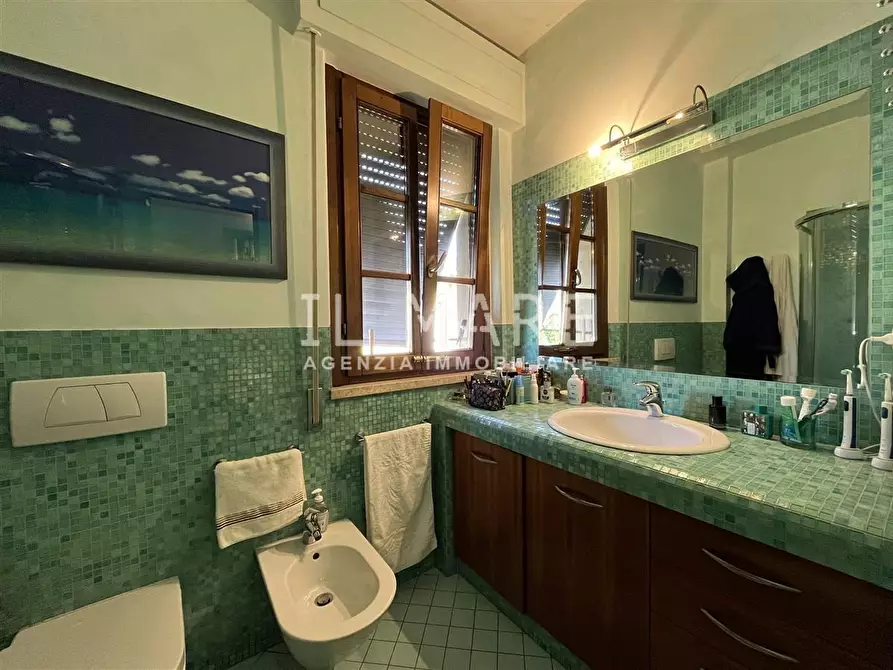 Immagine 19 di Villa in vendita  a Massa