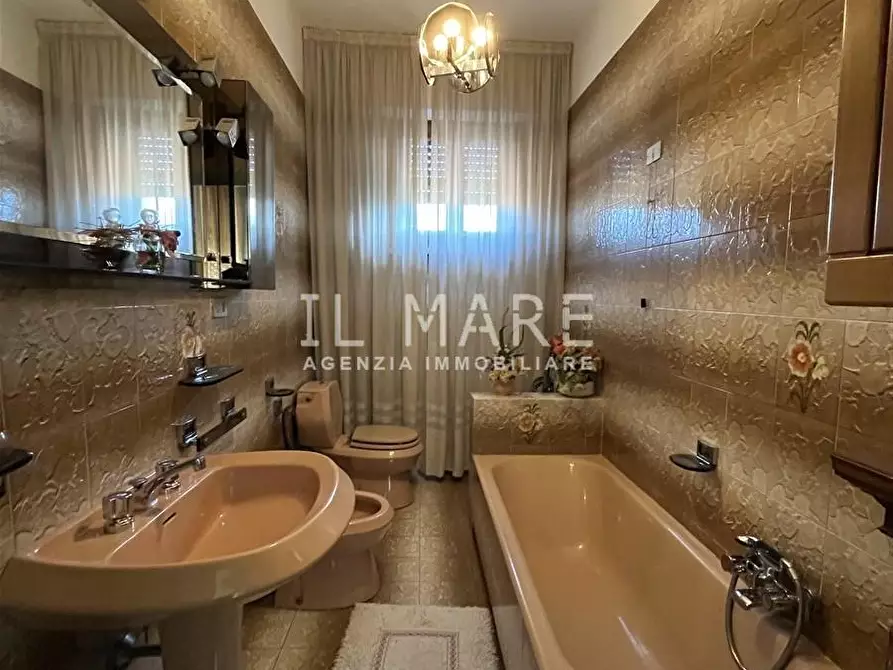 Immagine 21 di Villa in vendita  a Massa