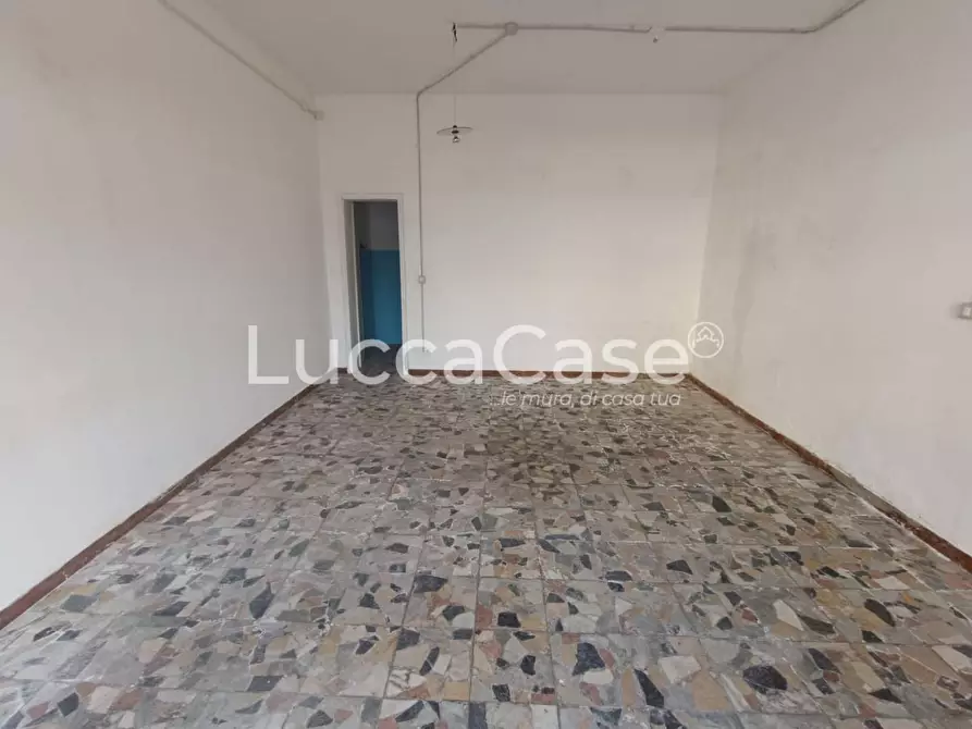 Immagine 3 di Locale commerciale in affitto  a Lucca