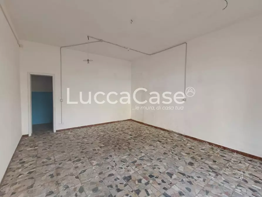 Immagine 2 di Locale commerciale in affitto  a Lucca