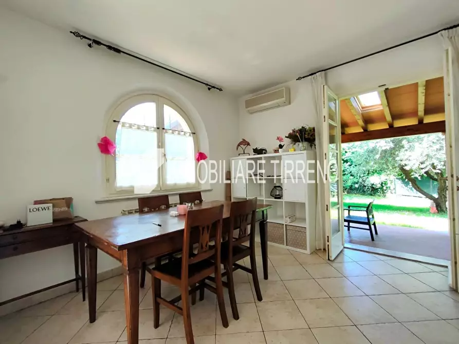 Immagine 8 di Villa in vendita  a Massa