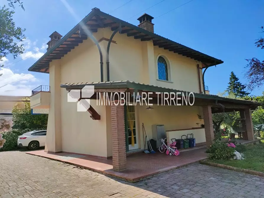 Immagine 1 di Villa in vendita  a Massa
