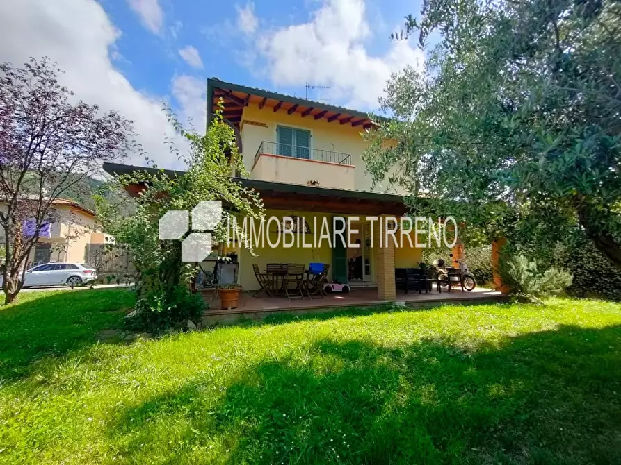 Immagine 3 di Villa in vendita  a Massa