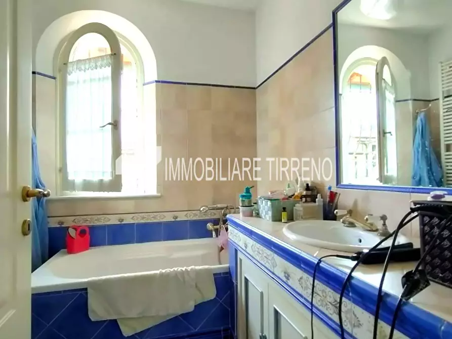 Immagine 10 di Villa in vendita  a Massa