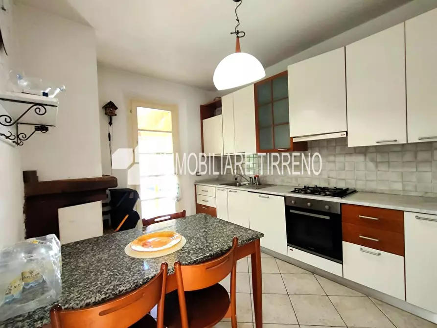 Immagine 9 di Villa in vendita  a Massa