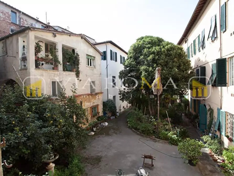 Immagine 9 di Appartamento in vendita  a Lucca