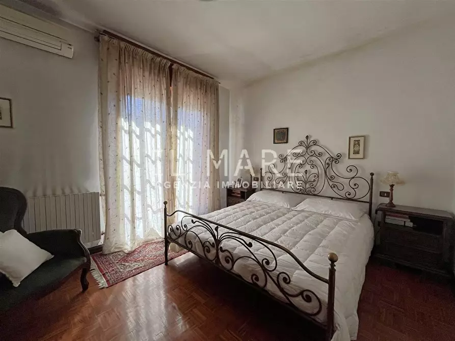 Immagine 18 di Villa in vendita  a Massa