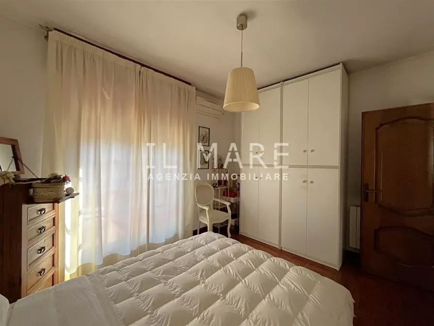 Immagine 17 di Villa in vendita  a Massa