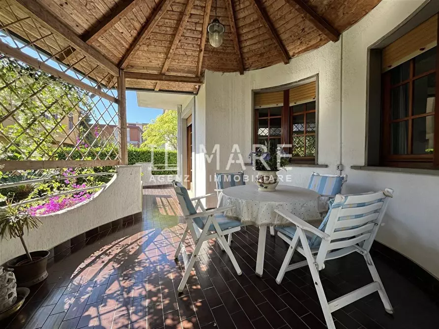 Immagine 3 di Villa in vendita  a Massa