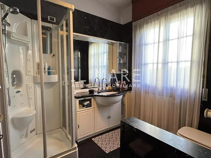 Immagine 21 di Villa in vendita  a Massa