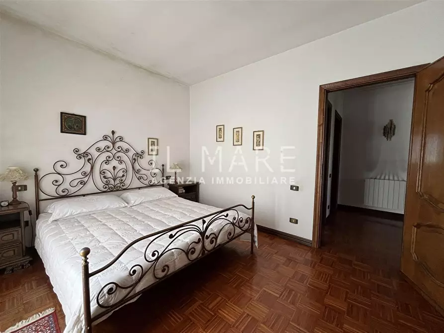 Immagine 19 di Villa in vendita  a Massa