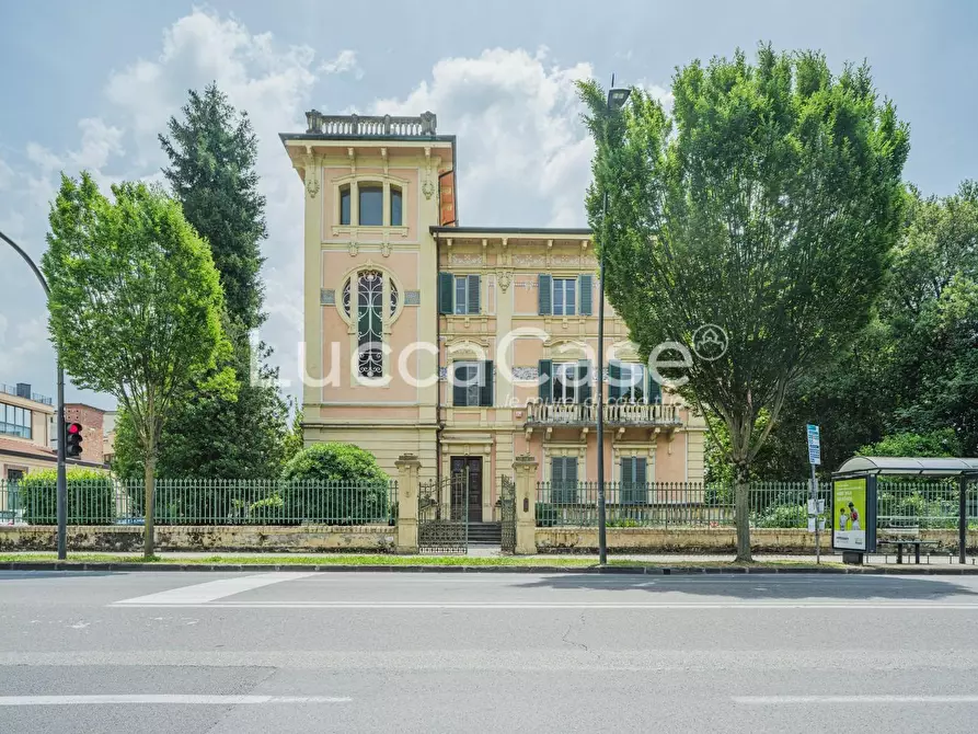 Immagine 51 di Villa in vendita  a Lucca