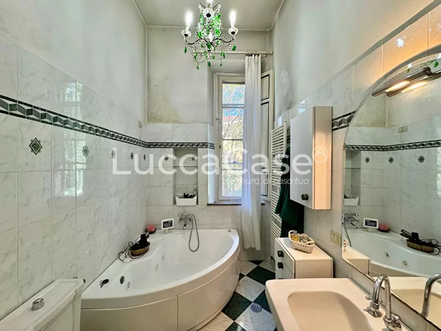 Immagine 21 di Villa in vendita  a Lucca