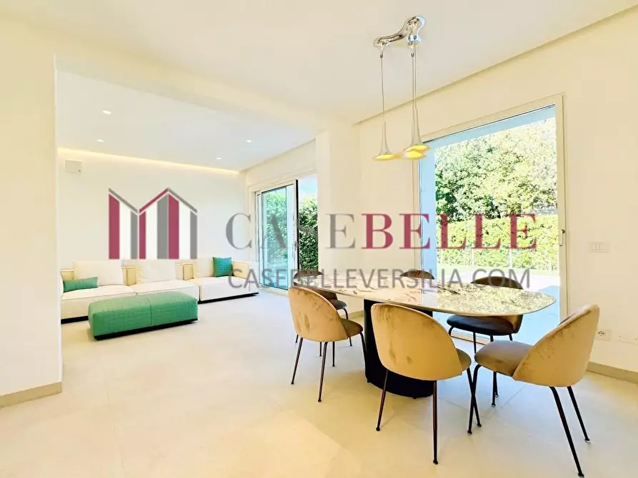 Immagine 1 di Villa in vendita  a Pietrasanta