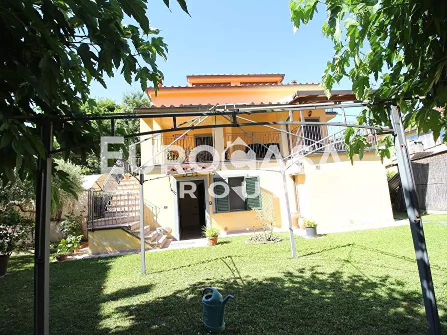 Immagine 3 di Villa in vendita  a Lucca