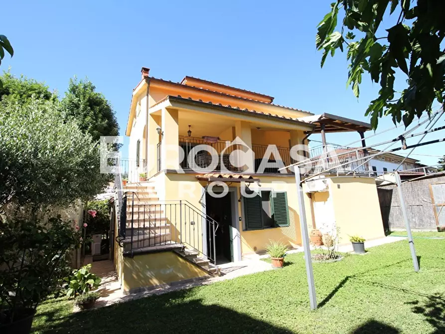 Immagine 2 di Villa in vendita  a Lucca