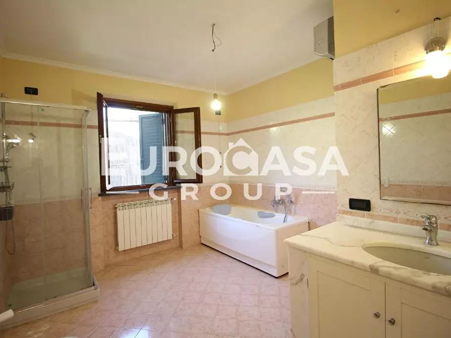 Immagine 10 di Villa in vendita  a Lucca