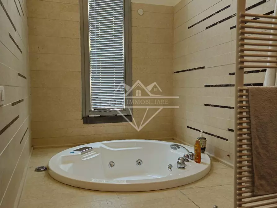 Immagine 41 di Casa indipendente in vendita  a Carrara