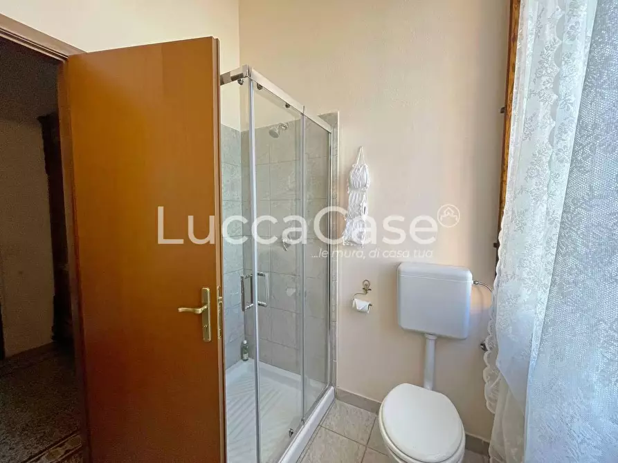 Immagine 10 di Attività commerciale in vendita  a Lucca