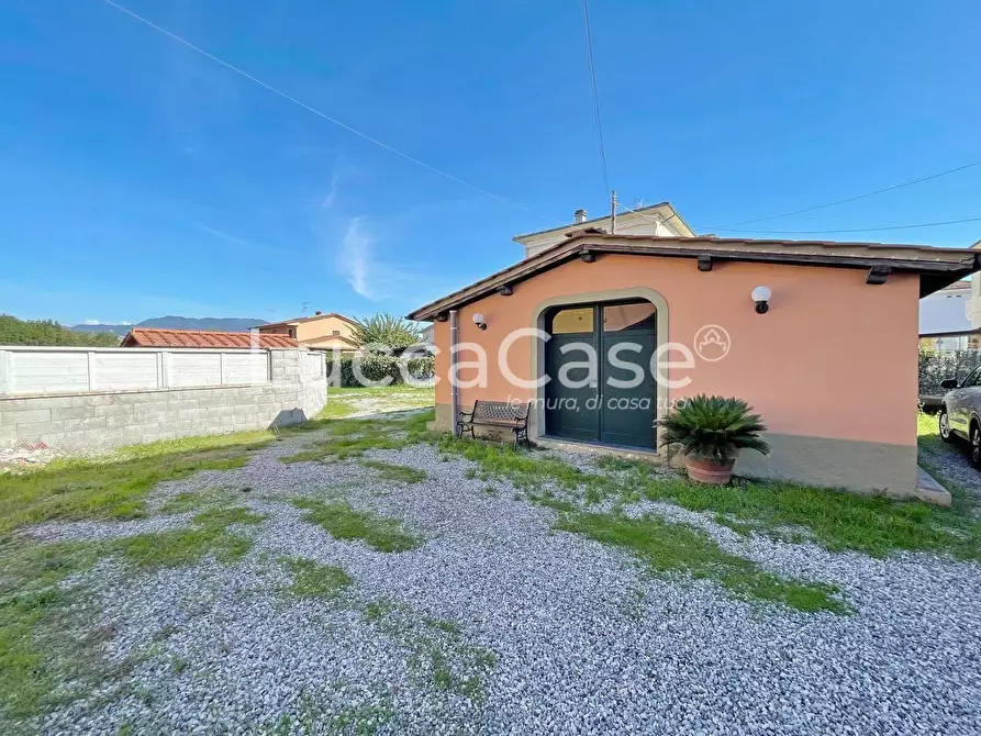 Immagine 42 di Attività commerciale in vendita  a Lucca