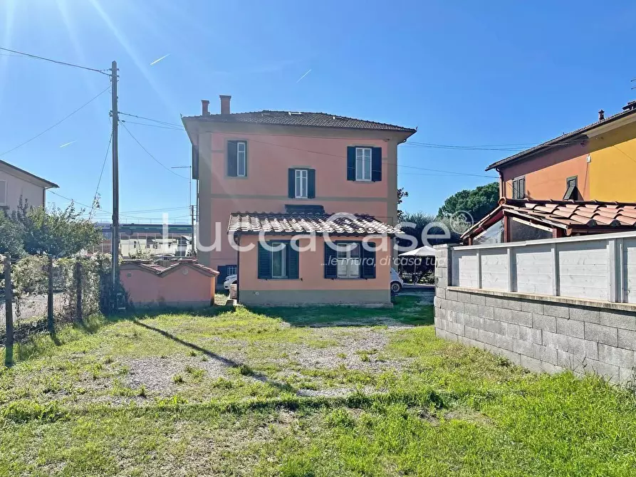 Immagine 43 di Attività commerciale in vendita  a Lucca