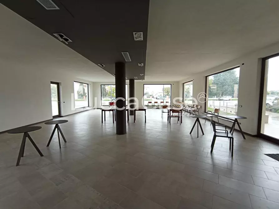 Immagine 2 di Locale commerciale in affitto  a Capannori