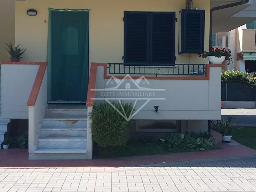 Immagine 1 di Appartamento in affitto  a Massa