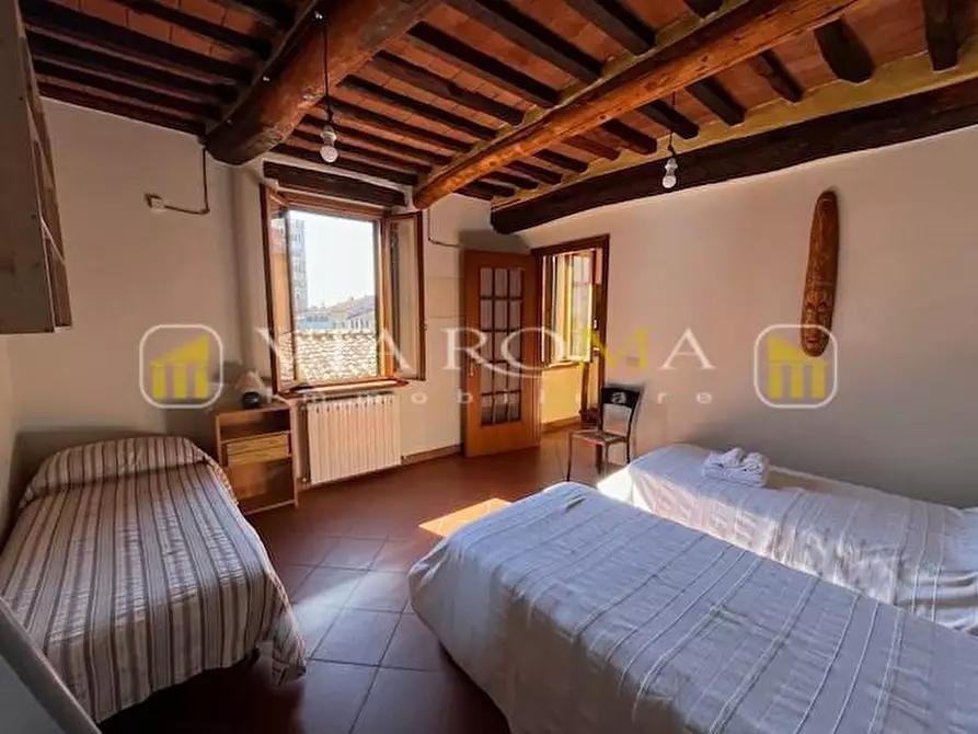 Immagine 11 di Appartamento in vendita  a Lucca